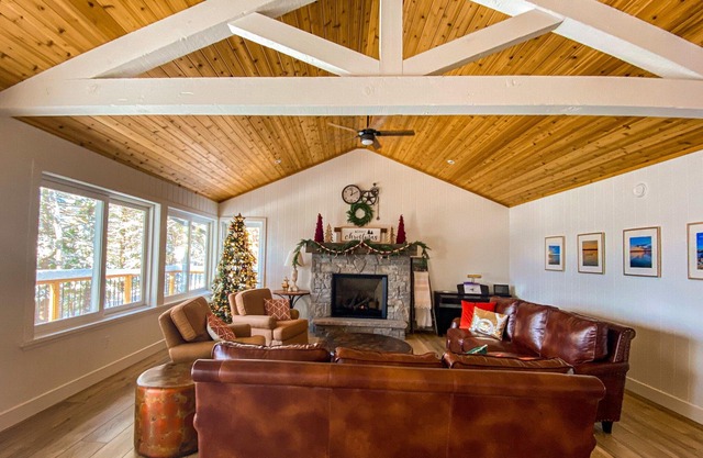 Beach Waterfront Home, Large Decks, sunset views, chefs kitchen, family friendly