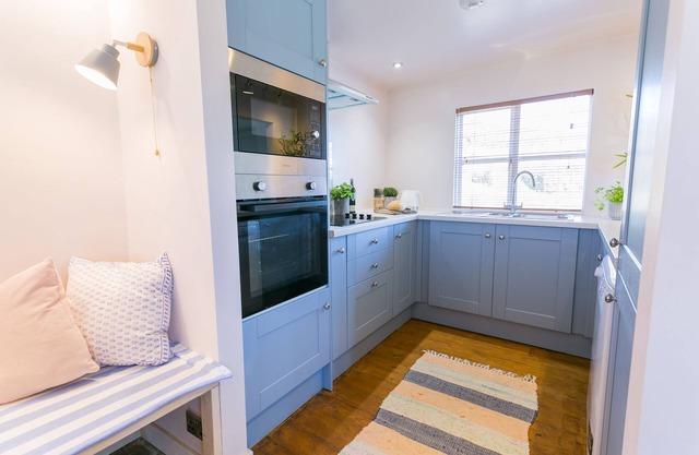 Beachcomber's - an on the beach that sleeps 6 guests in 3 bedrooms