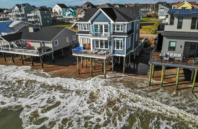 Beachfront 2 Dwellings, EV charger,25-30 mi to Busch gardens Jamestown VA Beach.