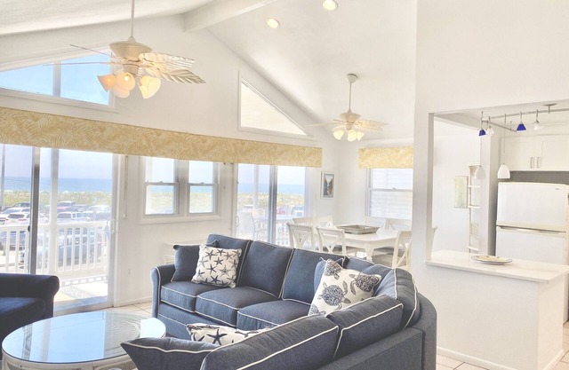 Beachfront 2nd Fl Retreat - PET FRIENDLY -with FABULOUS OCEAN VEIWS