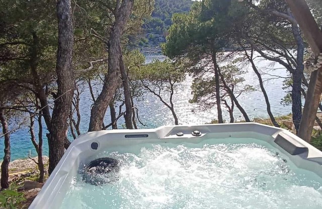 Beachfront Apar.in a Pine Forest With Covered Terrace of 50 m2 and Large Jacuzzi