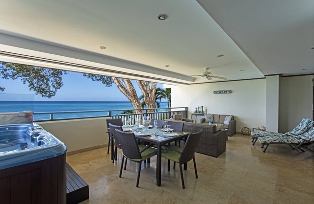 Beachfront apartment at Paynes Bay Beach with jacuzzi