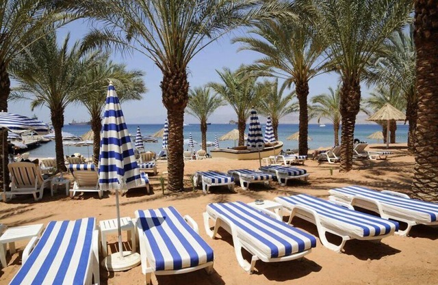 Beachfront Apartment with Fantastic Red Sea View, Close to Downtown