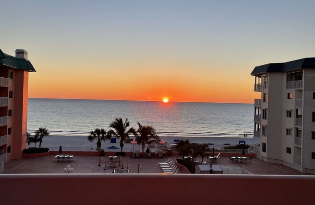 BEACHFRONT BLISS! Beautiful Gulf view! Beach Cottage Unit #2403