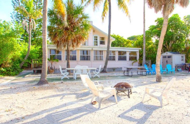 Beachfront Dunes, Sleeps 8, 3 Bedrooms plus Den, Gulf Front, Pet Friendly