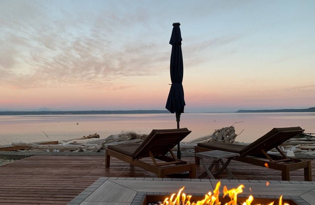 Beachfront home with kayaks, SUP, firepit, great deck, AC and more!