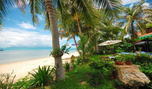 Beachfront Oasis with Private Pool and Jacuzzi on Samuis Bang Por Beach