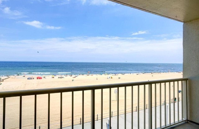 Beachfront Resort! 1 Bedroom Oceanfront room at Beach Quarters Resort
