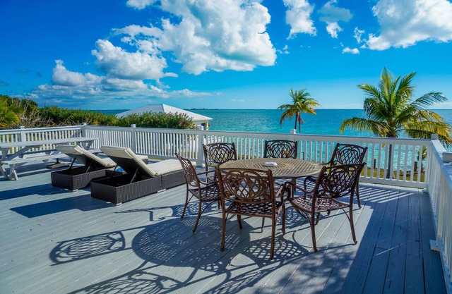 Beachfront - Royal View Villa