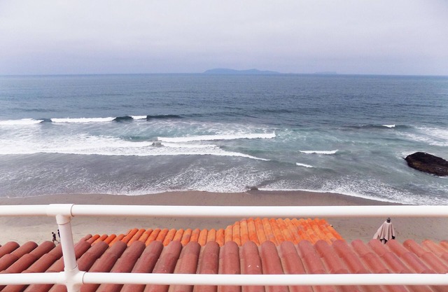 Beachfront Studio Wonderful Ocean Views, private access to beach