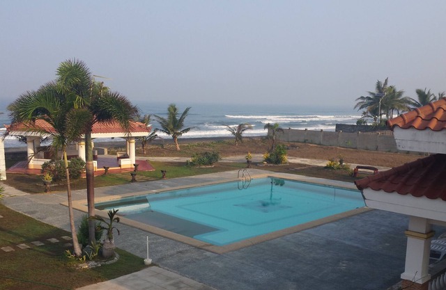 Beachfront Villa Victoria Resort 5 bedrooms, 3.5 bath,15 PAX