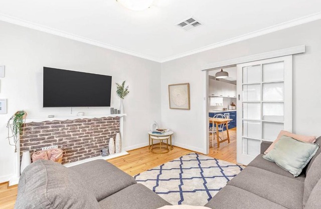 Beachtown Breeze - A Coastal Gem in Glenelg East