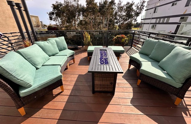 Beachy Private Get-A-Way! Large Deck facing Ocean!