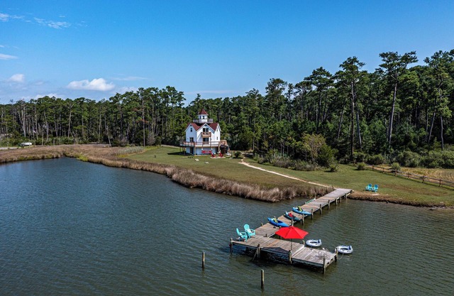 Beacon Bay Getaway: Private pier/large yard/King/Kayaks/SUP