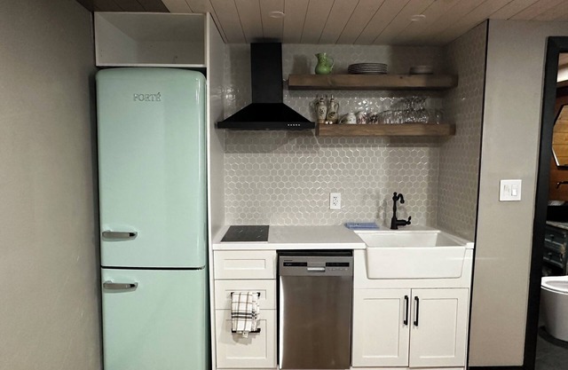 Beamsville Rustic Modern Suites