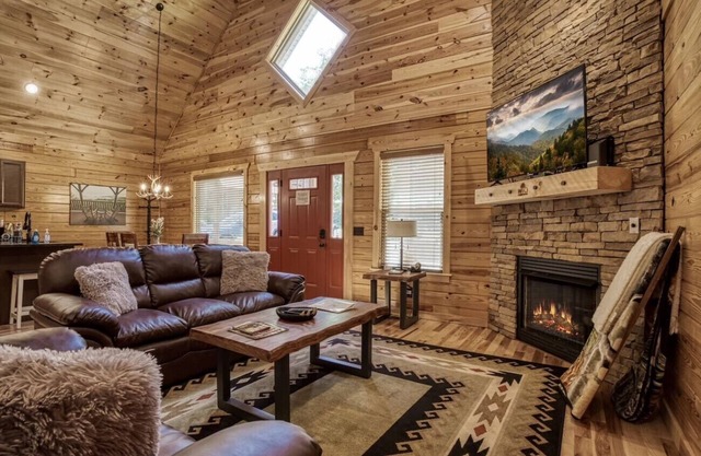 Bear Necessities-Cozy 2BR Cabin Gatlinburg-Hot Tub