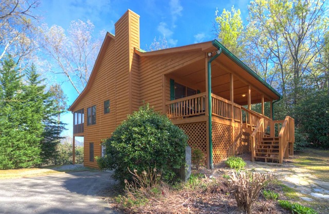Bear Path- Dog Friendly Cabin with Mtn Views, Game Room and Hot Tub. Near Helen