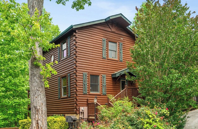Bear Path Lodge - Hot Tub, Fireplace, Game Room, Minutes to Gburg, Wooded Views