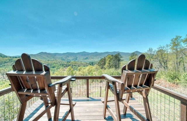 Bear’s Chateau: Modern-Rustic Cabin w/Mtn Views, Screened Porch + Fire Pit