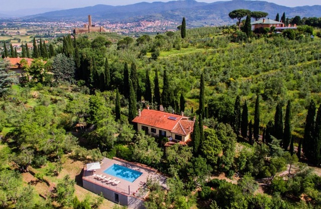 Beatiful villa with extremely panoramic pool, situated only 4 km from Castiglion Fiorentino. In rust