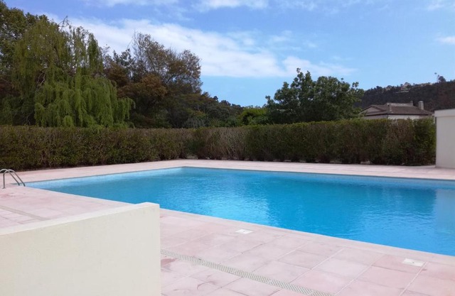 Beau deux pièces avec piscine