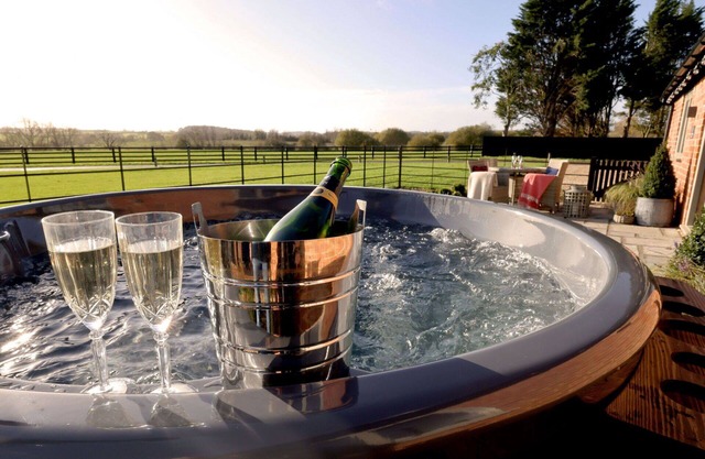 Beautiful villa for 2 guests with pool, hot tub, WIFI, TV, terrace, pets allowed and parking