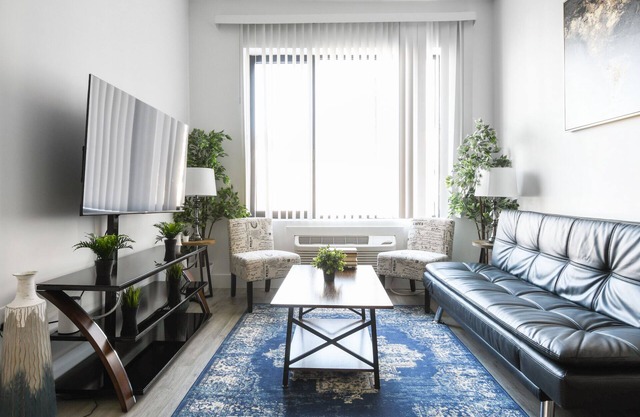 Beautiful 1BR Close to Airport 5755
