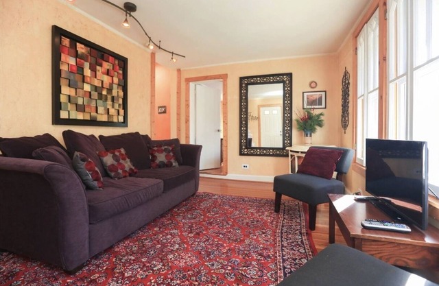 Beautiful 2 bedroom, 1 1/2 bath minutes to hospital and downtown