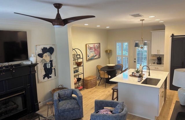 Beautiful 2 bedroom, 2.5 bath townhome! Walking distance to Oxford Square! 💙❤️