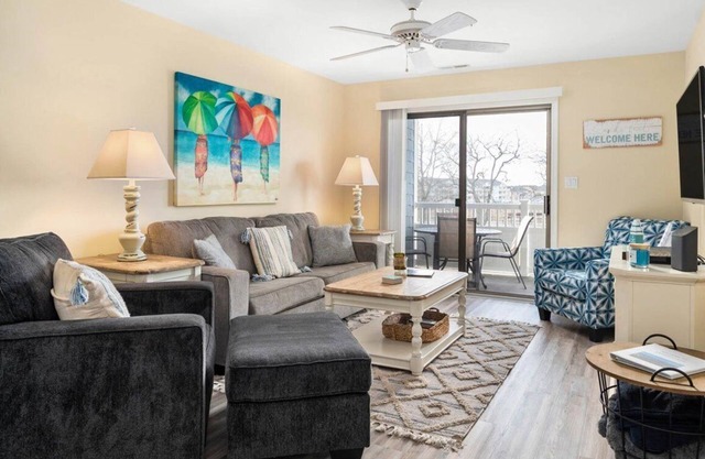 Beautiful 2 BR 2 BA Unit in the Popular Harbour Club Community!