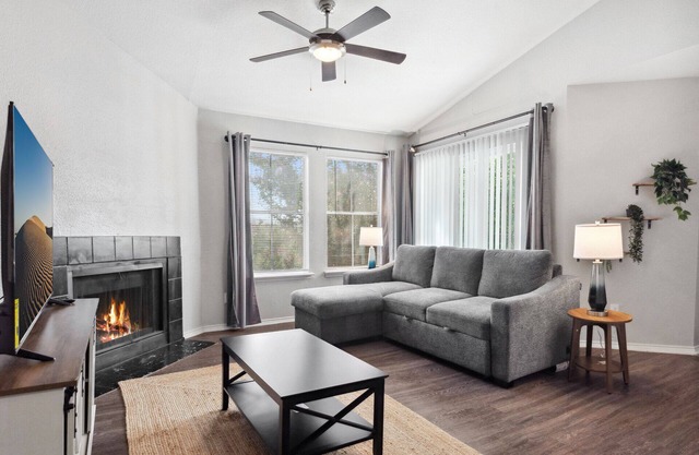 Beautiful 2BD/2BA in University Hills 3863