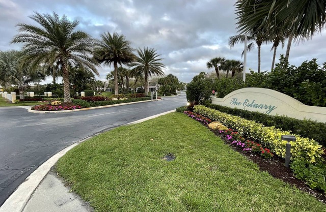 Beautiful 2BR with loft condo walking distance to beach, golf and restaurants