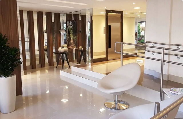 Beautiful 3 bedroom apt with garage!