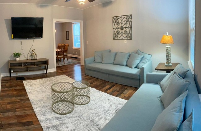 Beautiful 3 bedroom house Downtown Hamilton near Spooky nook/Miami University