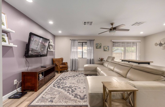 Beautiful 3 bedroom Phoenix home with cable, WiFi, washer, dryer, & more