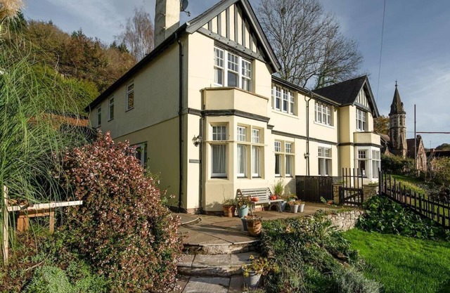 Beautiful 4-Bed House in Monmouth