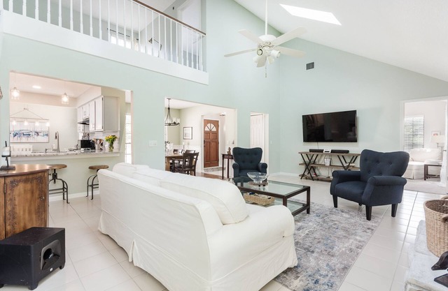 Beautiful 4 Bedroom Lake Home just minutes from Beaches and Mayo!