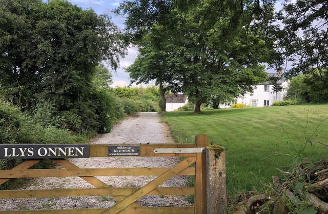 Beautiful 4 bedroom 19th Century Farmhouse