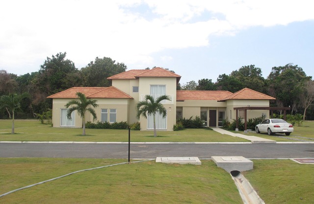 Beautiful 4 bedroom 3.5 bath Villa in Golf and Beachfront Community!