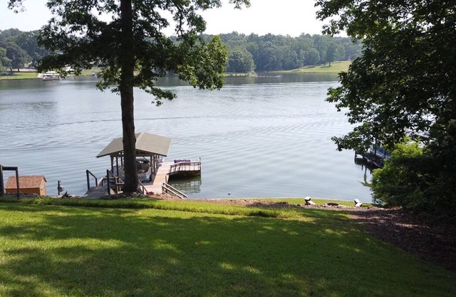 Beautiful 4 bedroom Lakehouse on a deep water cove on Lake Greenwood.
