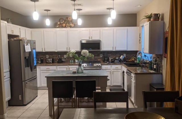 Beautiful 4br /10min Airport, Strip, Raiders Stadium - Parking