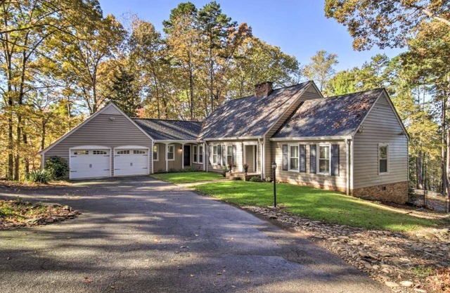 Beautiful 5 Acre Lakefront Private Retreat w/Boat Dock, Hot Tub, 5 Bdrm/5 bath