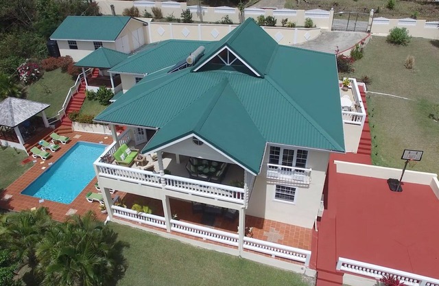 Beautiful 5-bed villa with views and pool - Decaj