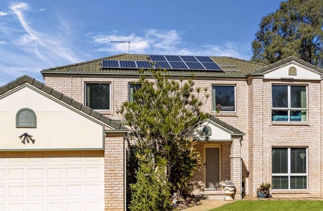 BEAUTIFUL 5 BEDROOM HOME WITH POOL, DUCTED AIR CONDITIONING, WIFI.LOTS OF ROOM
