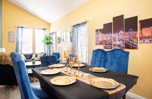 Beautiful 5 bedroom 3 Bath Home! Ideal for families, groups and friends!