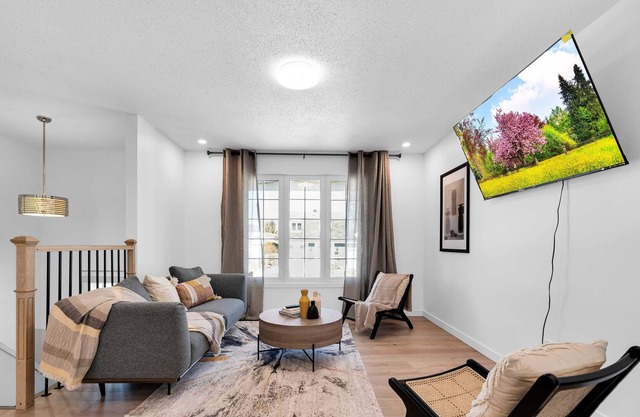 Beautiful 6 bedroom home with sunroom -- 10 mins from Downtown Ottawa