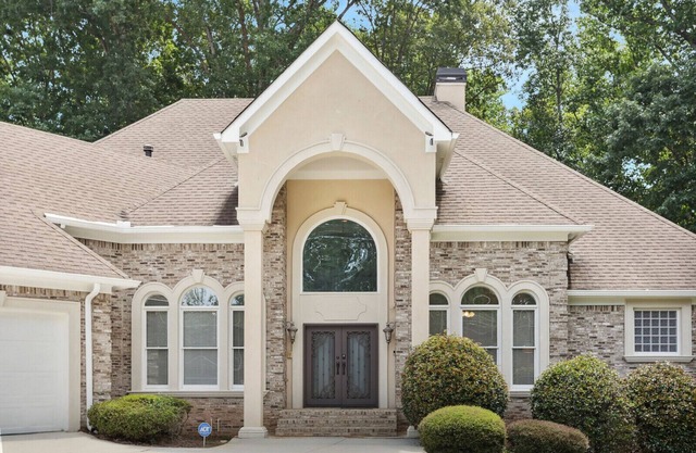 Beautiful 9 bedroom home 20 mins from Airport and Downtown