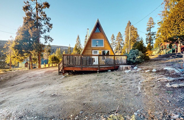 Beautiful A-frame home with spacious deck, firepit, loft, & nearby activities