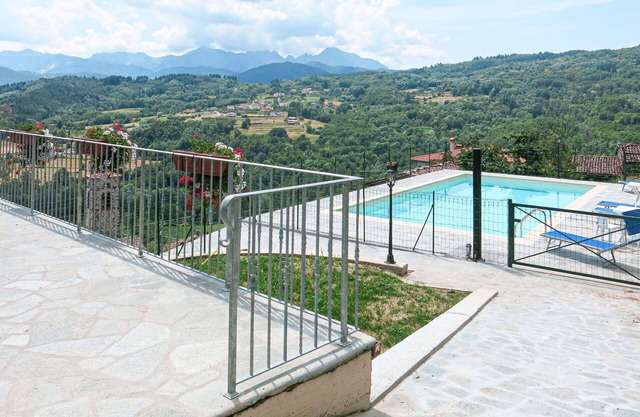 Beautiful apartment in villa for 5 guests with WIFI, pool, terrace, pets allowed and parking