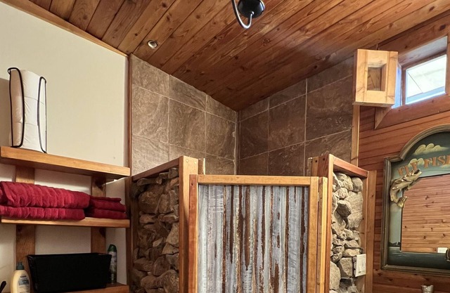 Beautiful and Cozy guest cabin